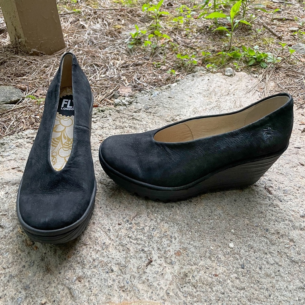 NEVER WORN Fly London black leather wedge comfort